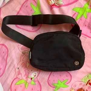 Black lululemon Everywhere Belt Bag